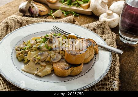 Pilz, Lauch und Estragon Pasta, alles Bio, keine Chemie, Essen sauber, Knoblauch toast Stockfoto