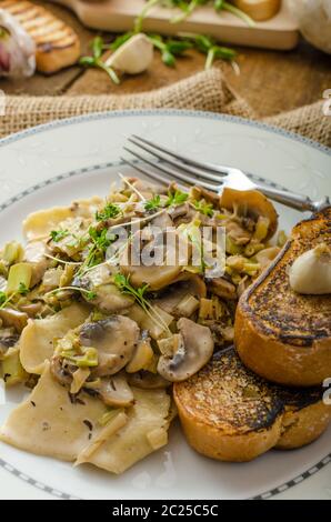 Pilz, Lauch und Estragon Pasta, alles Bio, keine Chemie, Essen sauber, Knoblauch toast Stockfoto