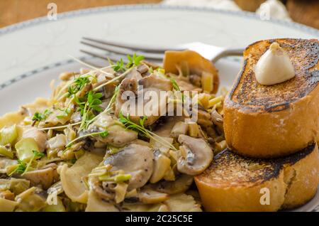 Pilz, Lauch und Estragon Pasta, alles Bio, keine Chemie, Essen sauber, Knoblauch toast Stockfoto