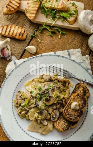 Pilz, Lauch und Estragon Pasta, alles Bio, keine Chemie, Essen sauber, Knoblauch toast Stockfoto