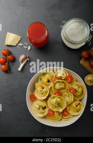 Hausgemachte Tortellini gefüllt, Pilze und Tomaten mit Feta-Käse Stockfoto