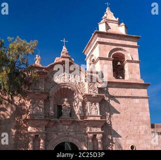 Außenansicht zur Fassade von Iglesia de San Juan Bautista de Yanahuara, Arequipa, Peru Stockfoto