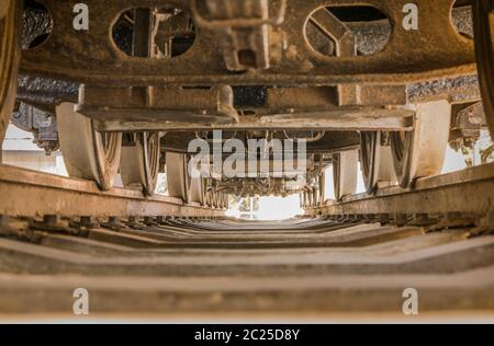 Ansicht von unten eine Lokomotive zwischen die Schienen und Rädern im Asukayama Park in Kita Stadtteil von Tokio, Japan. Stockfoto