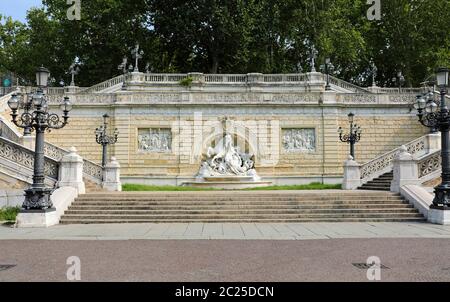 Der Brunnen der Nymphe und Seepferdchen in der Montagnola Park in Bologna, Italien. Stockfoto