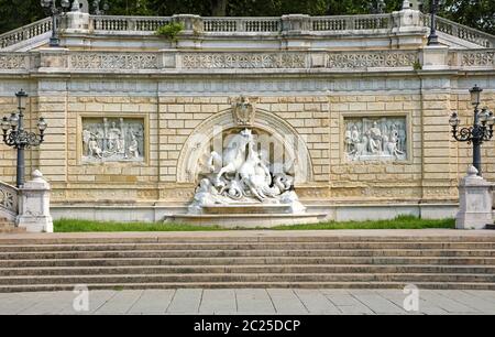 Der Brunnen der Nymphe und Seepferdchen in der Montagnola Park in Bologna, Italien. Stockfoto