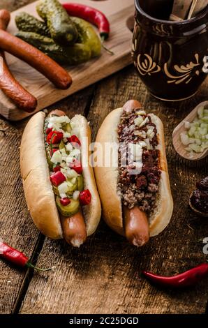 Chili und vegetarische Hot-Dog, nach Hause Pickles, Rindfleisch und hausgemachten Barbeque souce Stockfoto