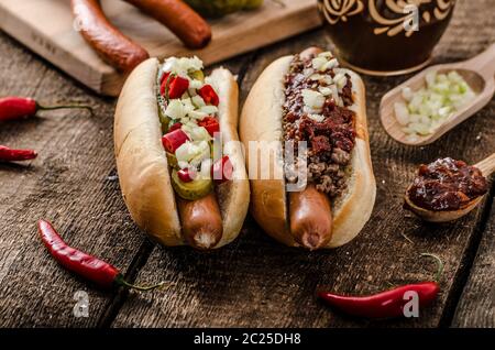 Chili und vegetarische Hot-Dog, nach Hause Pickles, Rindfleisch und hausgemachten Barbeque souce Stockfoto