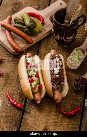 Chili und vegetarische Hot-Dog, nach Hause Pickles, Rindfleisch und hausgemachten Barbeque souce Stockfoto