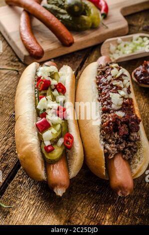 Chili und vegetarische Hot-Dog, nach Hause Pickles, Rindfleisch und hausgemachten Barbeque souce Stockfoto