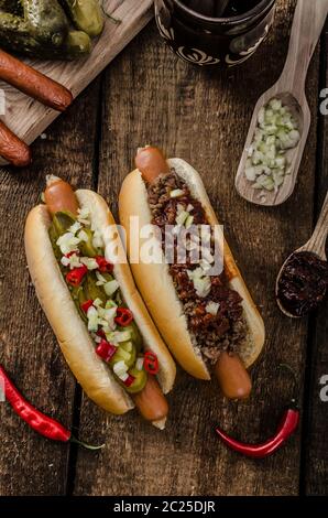 Chili und vegetarische Hot-Dog, nach Hause Pickles, Rindfleisch und hausgemachten Barbeque souce Stockfoto