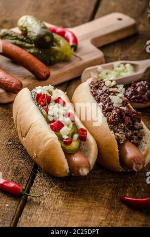 Chili und vegetarische Hot-Dog, nach Hause Pickles, Rindfleisch und hausgemachten Barbeque souce Stockfoto