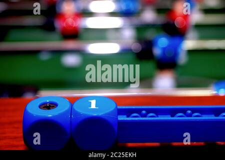 Arcade-Tischfußball mit Werkzeugen zum Spielen für Büro- und Heimspiele. Stockfoto