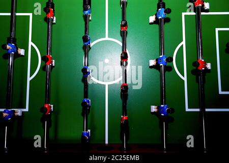 Arcade-Tischfußball mit Werkzeugen zum Spielen für Büro- und Heimspiele. Stockfoto