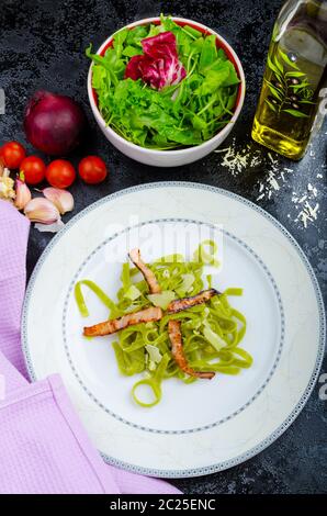 Italienische Spinat Pasta mit Bio-Knoblauch, Speck und parmesan Stockfoto