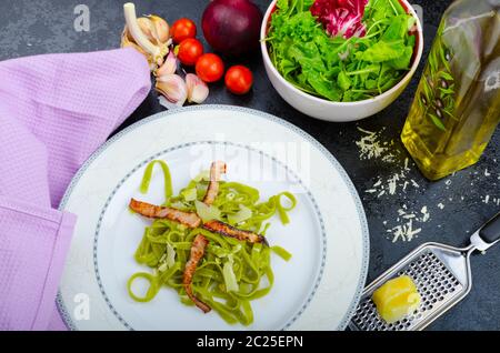 Italienische Spinat Pasta mit Bio-Knoblauch, Speck und parmesan Stockfoto