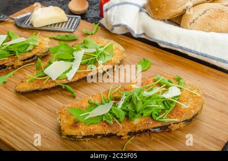 Gebratene Auberginen, gebraten in Parmesan-Kruste, Rucola-Salat mit Parmesan-Käse, frisches Brot - tschechischen Dalamánek Stockfoto