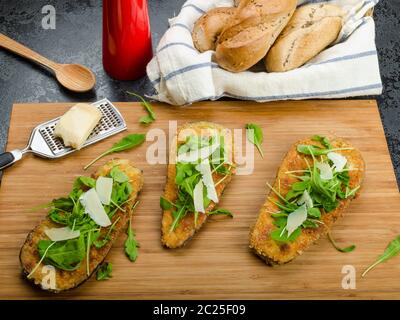 Gebratene Auberginen, gebraten in Parmesan-Kruste, Rucola-Salat mit Parmesan-Käse, frisches Brot - tschechischen Dalamánek Stockfoto