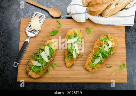 Gebratene Auberginen, gebraten in Parmesan-Kruste, Rucola-Salat mit Parmesan-Käse, frisches Brot - tschechischen Dalamánek Stockfoto