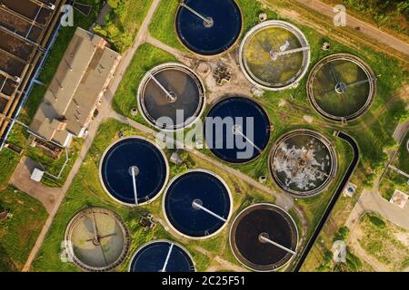 Rundtanks für die Abwasserfiltration in Kläranlagen, Luftaufnahme. Stockfoto