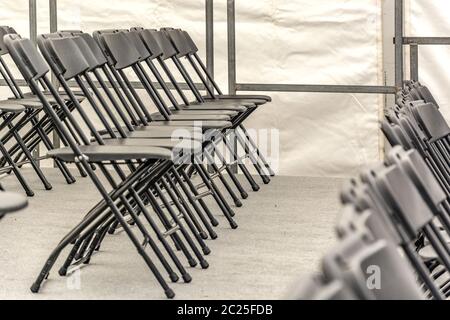 Reihen von schwarzen Klappstühlen leer Stockfoto