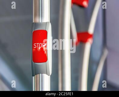 Roter Stopp-Knopf am Metallhandlauf eines Busses Stockfoto