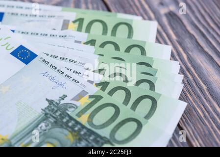 Euro Banknoten auf einem dunklen Hintergrund Stockfoto