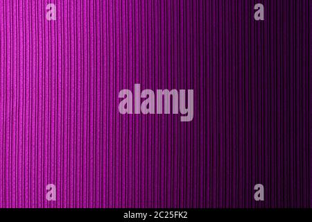 Dekorativer Hintergrund magenta, fuchsia, lila Farbe, gestreifte Textur horizontale Gradienten. Wallpaper Kunst Design Stockfoto