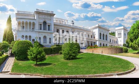 Liwadia-palast im schönen Sommer in Jalta auf der Krim. Stockfoto