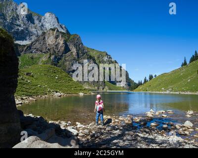 Junge Mädchen Wandern rund um Bannalpsee, Bannalp, Nidwalden Schweiz. Stockfoto