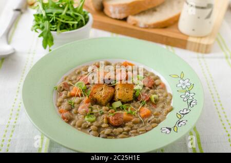 Linsensuppe mit Wiener Wurst und Croutons Stockfoto