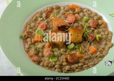 Linsensuppe mit Wiener Wurst und Croutons Stockfoto