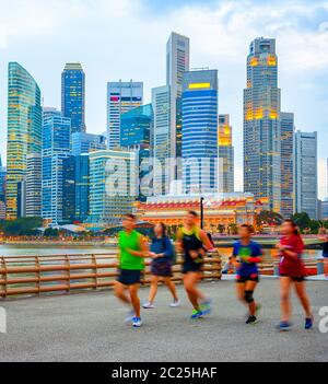 Menschen joggen am Ufer von Singapur Stockfoto