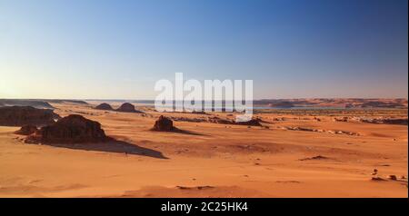 Panorama Luftaufnahme zu den Seen Djiara, Ahoita, Daleyala und Boukkou Gruppe von Seen in Ounianga Serir am Ennedi, Tschad Stockfoto