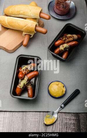 Gebratene Wurst in ein Gewand von Speck und Käse, hot Dog, Tschechische Stockfoto