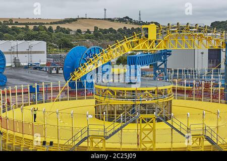 Blick auf Menschen und schwere Maschinen auf der Werft in Rosyth, Schottland. Stockfoto