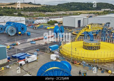 Blick auf Menschen und schwere Maschinen auf der Werft in Rosyth, Schottland. Stockfoto