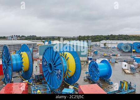 Blick auf Menschen und schwere Maschinen auf der Werft in Rosyth, Schottland. Stockfoto