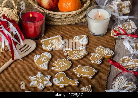 Verarbeitung von Lebkuchen-Adventskalender, mit Liebe hausgemacht Stockfoto