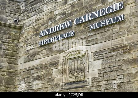 Schild des Andrew Carnegie Museums in Dunfermline, Schottland. Stockfoto