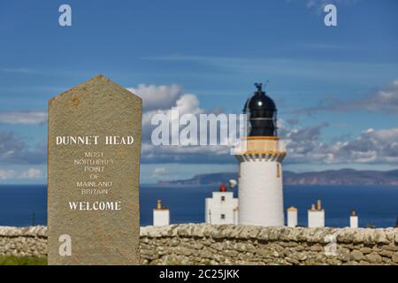 Dunnet Head Lighthouse steht auf der Klippe von Easter Head auf Dunnet Head. Der Leuchtturm war bui Stockfoto