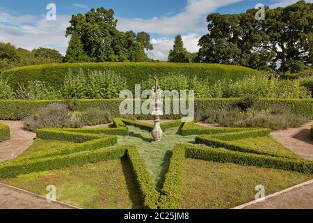 Cawdor Castle umgeben von seinen wunderschönen Gärten in der Nähe von Inverness, Schottland. Stockfoto