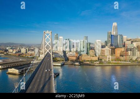Luftaufnahme von San Francisco, Kalifornien, Skyline bei Sonnenaufgang. Viel Platz für Kopien in blauem Himmel. Bay Bridge im Vordergrund auf der linken Seite des Rahmens. Stockfoto