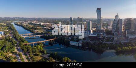 Luftpanorama der Lamar Bridge und der Downtown Austin Gebäude Stockfoto