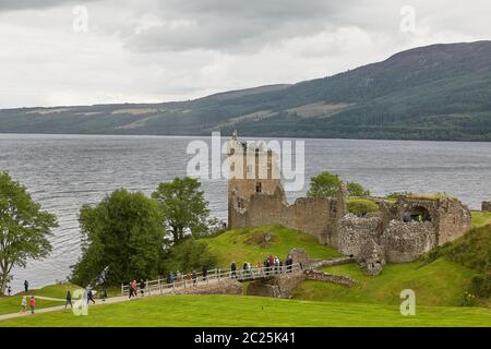 Besucher, die gerne das Urquhart Castle an der Küste von Loch Ness, Schottland besuchen. Stockfoto