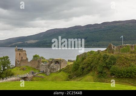 Besucher, die gerne das Urquhart Castle an der Küste von Loch Ness, Schottland besuchen. Stockfoto