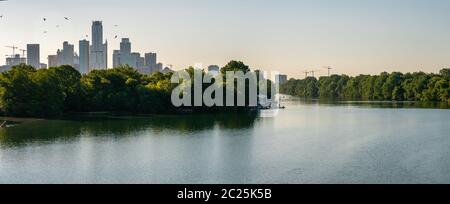 Panoramablick auf den Lake Austin mit Downtown Austin Skyline im Hintergrund Stockfoto