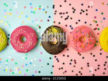 Runde Donuts mit verschiedenen Füllungen und Streuseln auf eine abstrakte Farbe Hintergrund mit festlichen Dekor, Banner Stockfoto