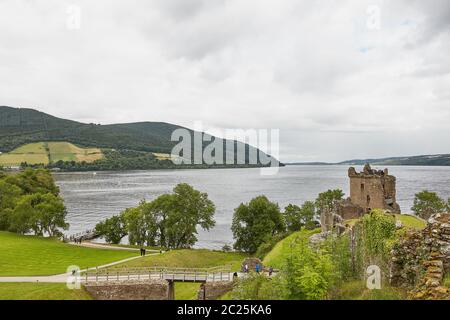 Besucher, die gerne das Urquhart Castle an der Küste von Loch Ness, Schottland besuchen. Stockfoto