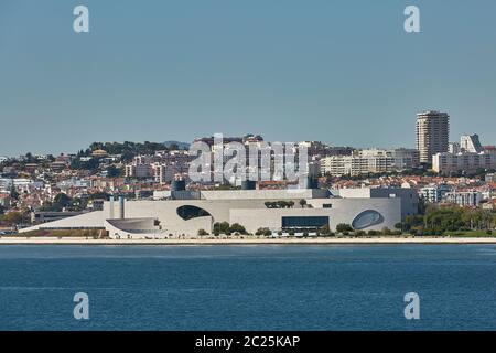 CityLine von Lissabon in Portugal über den Tejo. Stockfoto