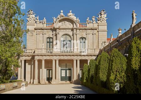 Fassade und Gärten des Queluz Palace in Sintra, Portugal während des Sommertages Stockfoto